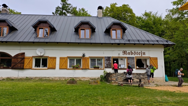 U restaurace Rabštejn budeme dlouho vegetovat. Než přijde Roman z Kamenného vrchu.