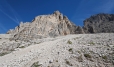 Croda di Mezzo (2 732 m n. m.), jedna z věží Tre Cime. Ty se podchází po široké pohodlné cestě ve svahu přímo pod jednotlivými vrcholy.