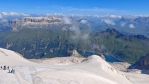 Vzdáleny vrchol Piz Boè a Lago Fedaia.