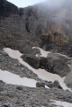 Kolem vodopádu vede vzhůru ferrata. Nahoře vidíme dva horolezce.