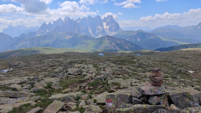 Kulisu nám tvoří třítisícovky s nejvyšší Cima della Vezzana (3 192 m n. m. ).