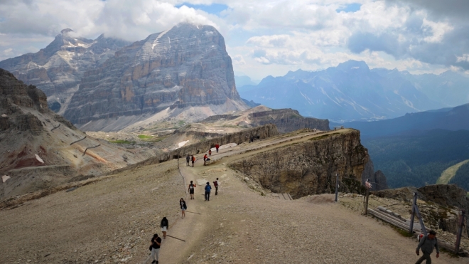 Skupina Tofana ční nad Cortinu d&#39;Ampezzo.