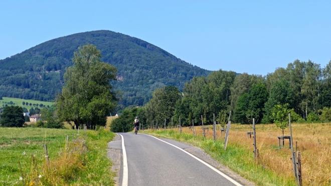 Lužické hory. Oblé kopce a krásná krajina. Pro cyklotoulky jako by byly stvořené...