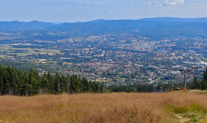 Zato od Červené hory se otevře pohled na Liberec.