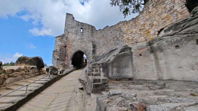 Hrad Oybin byl na počátku 14. století rozšířen na opevněný komplex, který měl chránit dvě obchodní cesty vedoucí přes horský průsmyk.