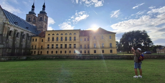 Klášter založil roku 1193 velmož Hroznata a povolal do něj premontstráty z pražského Strahova. V průběhu následujících staletí zažil chvíle rozkvětu i útlumu. Jeho současná podoba je výsledkem pozdně barokní přestavby pod vedením K. I. Dienzenhofera na přelomu 17. a 18. století.