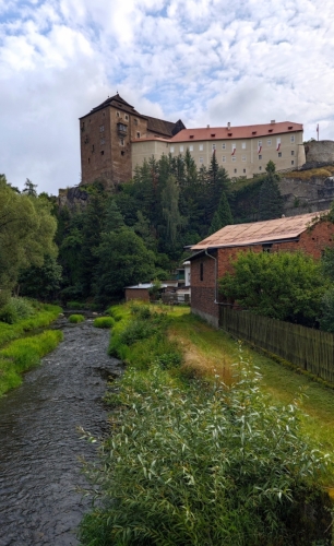 Nás však jako magnet přitahuje bečovský hrad a zámek.