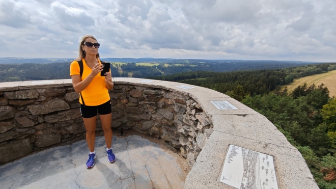 Hanka vyhrála závod na vrchol. Úzké schodiště ale předbíhat moc nedovolí.