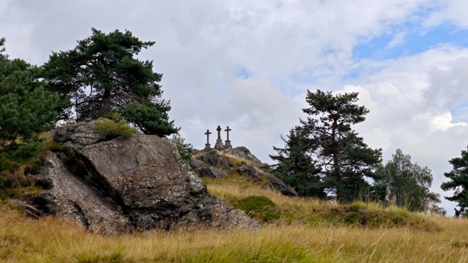 Tři kříže vás okouzlí svým umístěním na výrazné skalce. Okolí je chráněno, podobně jako nedaleká Upolínová louka...