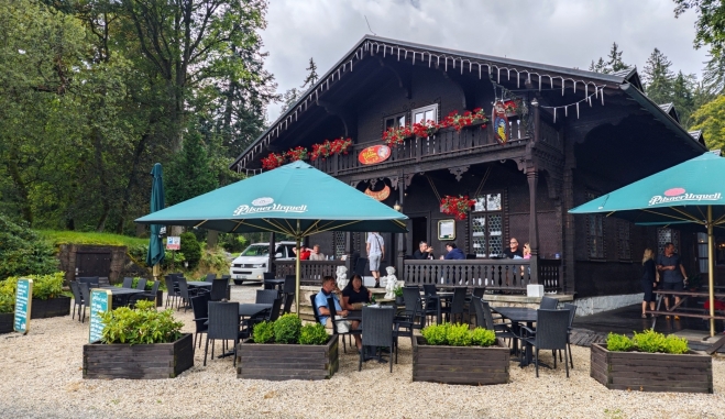 Restaurace a penzion U tetřeva nás vítá cenou 750 Kč za srnčí hřbet. Kulajdu za 106 Kč již turisté snědli a gulášovka se spoustou mletého masa nebyla nic moc...