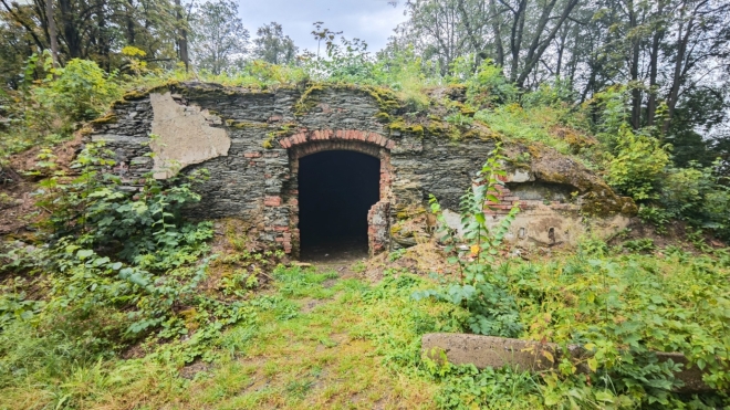 Barokní kostel svaté Anny se špitálem stál na tomto místě od roku 1691. Vznikl přestavbou původní kaple z roku 1518. V roce 1939 byla oblast vysídlena a bylo zde vojenské cvičiště. Po válce, po odsunu německého obyvatelstva, zde vzniklo hraniční pásmo. Domy i kostel byly později srovnány se zemí. Nyní se zde nacházejí odhalené zbytky kostela, základy některých přilehlých domů a byl zde vztyčen mohutný dřevěný kříž. (www.mapy.cz)