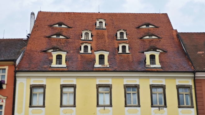 Třípatrové střechy patří k dalším zvláštnostem Chebu.