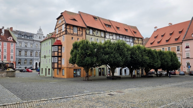 Špalíček - jeden z hlavních symbolů Chebské architektury najdete v severní části náměstí Krále Jiřího z Poděbrad. Jedná se o unikátní komplex jedenácti středověkých kupeckých domů ze 14. století. Špalíček tvoří ve skutečnosti 2 bloky 3 - 4 patrových domů rozdělených uzoučkou Kramářskou uličkou, která je široká pouhých 160 cm. Netrpíte-li tedy klaustrofobií, můžete si Špalíčkem projít. Ulička je volně přístupná. I dnes jsou jednotlivé domky sídlem obchodů a obchůdků různého typu, kavárny či restaurace. (www.mapy.cz)