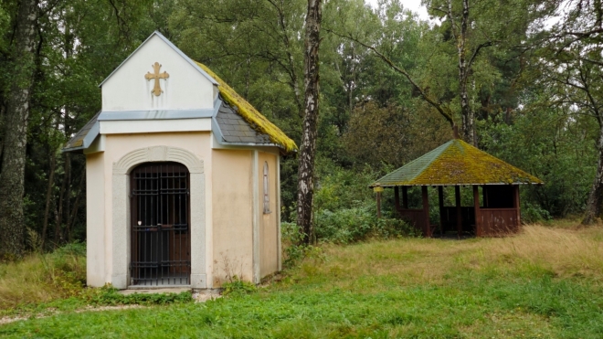 Pravoslavná kaple sv. Huberta v lesích nad Dolními Pasekami.