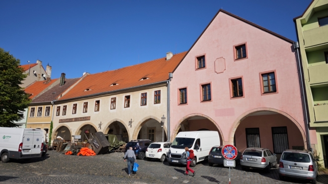 Historické jádro města bylo vyhlášeno městskou památkovou zónou v roce 1980. Nachází se zde množství původních gotických domů, hrad, později přestavěný na pivovar, městské opevnění s masivní Pikartskou věží či kostel sv. Petra a Pavla. (www.mapy.cz)