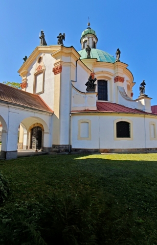 Vrcholně barokní kaple se nachází v městské památkové zóně České Kamenice. Kaple byla vybudována jako svatostánek údajně zázračné sošce Panny Marie.V průběhu let prošla několika úpravami. Nejrozsáhlejší proběhla na konci 19. století, kdy byla klenba kaple vyzdobena freskami s výjevy ze života Matky Boží. Po roce 1945 kaple chátrala, rekonstrukce se dočkala na konci 90. let.