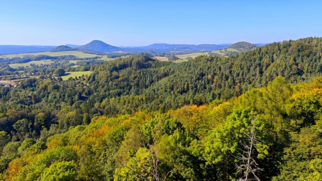 Podzim ještě nepřevzal plně vládu nad krajinou, ale z léta zbývají poslední dny. Jako první upoutá naši pozornost Růžovský vrch, na který se Marie s Romanem vydají zítra.