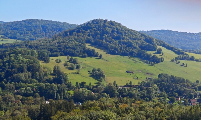 Na Zámecký vrch s troskami hradu si vyšlápnou ještě tento večer.