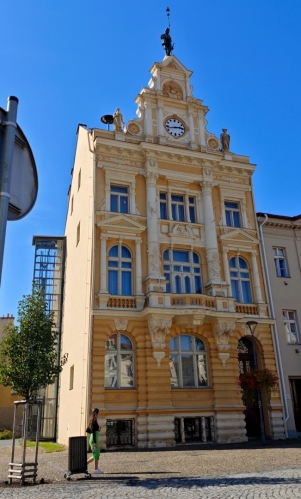 Zděný dvoupatrový podsklepený dům vznikl přestavbou staršího měšťanského domu v letech 1895-1897. Při stavbě se uplatnily módní umělecké styly, partné na reprezentativním honosném východním průčelí: bohatá historizující štuková výzdoba, kamenné alegorické sochy, hodinový ciferník. Socha rytíře (původně označované jako Roland nebo Lancknecht) byla osazena 30.června 1896 - viz letopočet na korouhvi na dřevci. V interiéru se nachází vesměs bohatá štuková výzdoba, v 1.patře velká místnost obložená neorenesančním dřevěným deštěním s původními osvětlovacími tělesy a kazetovým stropem. Na půdě se nachází zachovaný fungující hodinový stroj. Stavba městské spořitelny je cenným dokladem již secesně cítěné neorenesanční architektury. (www.mapy.cz)