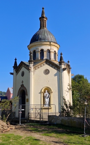 Do penzionu jedeme parkem. Stavba hrobky rodiny Preidlů byla provedena v roce 1868 a téhož roku 17. srpna vysvěcena. Hrobka je ve zdejší oblasti cenným dokladem historizující sepulkrální (hřbitovní) architektury. Jako první bylo 19. prosince 1868 do hrobky uloženo exhumované tělo syna Franze Preidla, který zemřel roku 1866 v Praze a pochován byl na zdejším hřbitově. Hrobka je posledním pozůstatkem starého městského hřbitova u Poutní kaple z první poloviny 17. století. (www.mapy.cz)