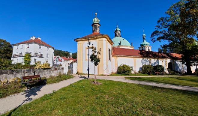 Mariánská kaple z parku a penzion U Mariánské kaple, z něhož máme skvělé výhledy.