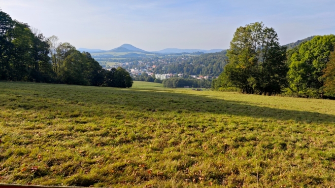 U pastviny se cesta stáčí nazpět a obkrouží vrchol hory.