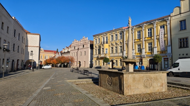 Renesanční kašna s kamennou nádrží zdobenou pětilistými růžemi pochází z 60. let 16. století. Soška Madony (Panny Marie Immaculaty) na toskánském sloupu k ní byla doplněna v roce 1667. (www.mapy.cz)