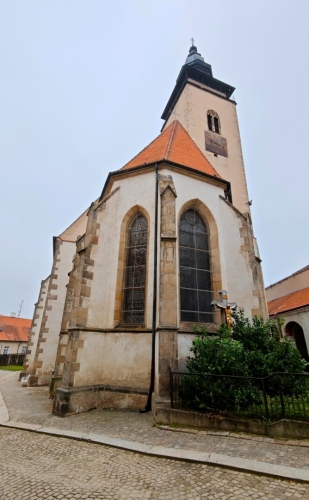 První zmínka o kostele pochází z roku 1372. Kostel byl poškozen za husitských válek. Dominantou je 50 metrů vysoká vyhlídková věž se zvony Jakub a Marie. V letech 1961-88 proběhla z důvodů náklonu věže a trhliny velká oprava kostela. Novogotický hlavní oltář zdobí sochy sv. Cyrila, Metoděje, Petra, Jana a Jakuba. V interiéru se dále nachází gotická freska, barokní oltář Panny Marie, oltář sv. Markéty s jejími ostatky, varhany z roku 1725, barokní křtitelnice. (www.mapy.cz)