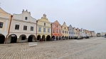 Historické centrum Telče bylo na seznam dědictví UNESCO zapsáno v roce 1992. Město je unikátní především kombinací hradeb, bran a rybníků s vodními příkopy, chránícími historické centrum. Původní trvz ze 13. století byla v 16. století přestavěna v rozsáhlý renesanční zámek. Jedinečné je i náměstí s nenarušeným komplexem historických domů. Městu se často přezdívá Moravské Benátky. (www.mapy.cz)