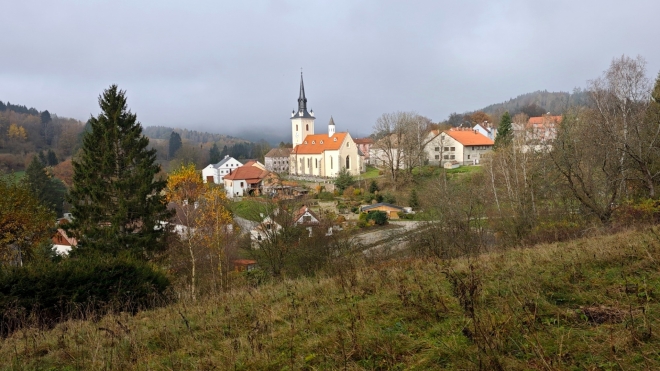 Kostel a obec od Jelence.