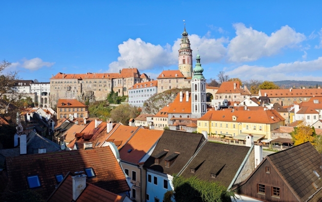 Výhledy na Krumlov vám poskytne vícero vyvýšených míst. Například vyhlídka u Městského divadla...