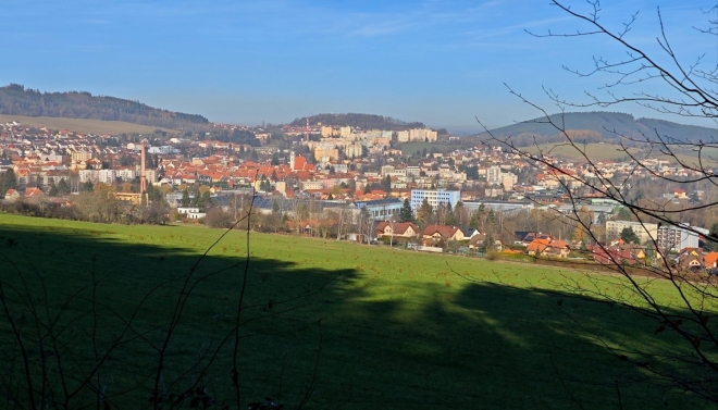 Prachatice z vyhlídkové plošiny u areálu lesních her.