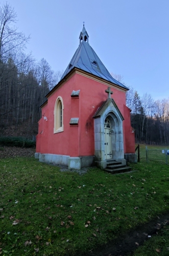 Kaple svaté Markéty byla postavena v blízkosti areálu Lázní svaté Markéty na Zlaté stezce na počátku křížové cesty ke kapli svatého Filipa z Neri. Byla postavena kolem roku 1880 v novogotickém slohu k ochraně vodního pramene. Zděná stavba ze smíšeného zdiva na čtvercovém půdorysu s mírně zúženým čtvercovým presbytářem je orientovaná k jihozápadu. (mapy cz)