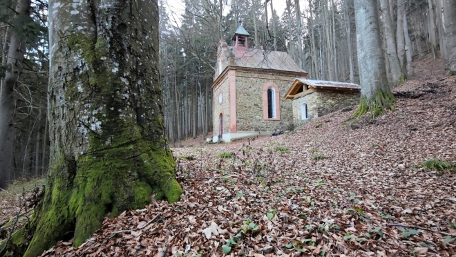 Roku 1691 zde byla vystavěna malá dřevěná kaplička, v roce 1803 byla nahrazena kamennou se šindelovou střechou. V roce 1859 zbudována křížová cesta vedoucí od městských lázní. Roku 1861 vystavěna současná kaplička. V letech 1999 - 2004 proběhla generální rekonstrukce kaple i křížové cesty. (mapy.cz)